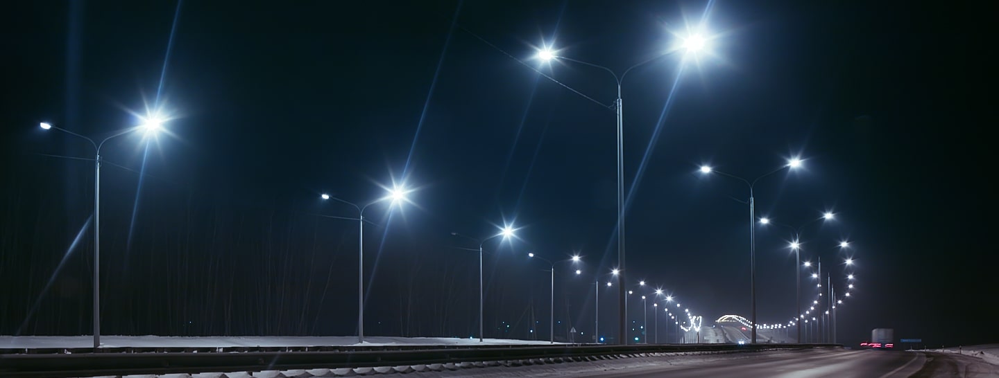 Iluminação pública LED em via urbana